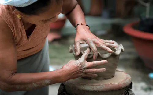 Làng gốm Bàu Trúc: Nghệ thuật tạo hình từ bàn tay và những bước chân xoay