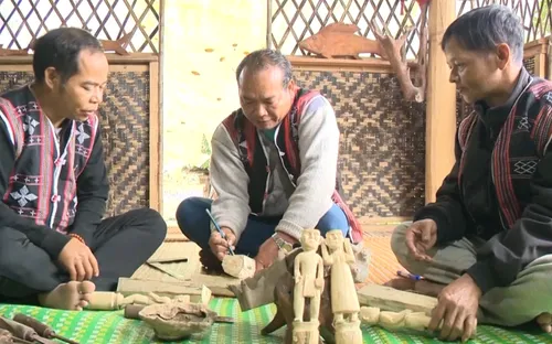 Giữ hồn điêu khắc gỗ Cơ Tu