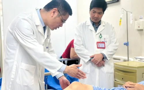 Lần đầu tại Việt Nam phẫu thuật thay khớp gối toàn phần bằng robot cầm tay