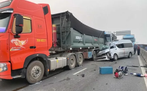 Khẩn trương cấp cứu nạn nhân bị tai nạn trên cao tốc