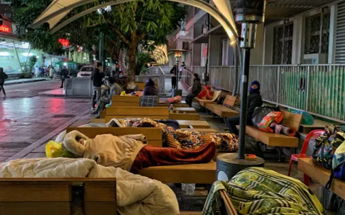 Ngủ vùi bên hành lang bệnh viện giữa giá rét Thủ đô