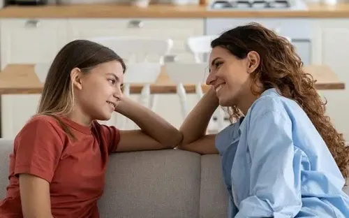 Nghệ thuật làm bạn với con: Cân bằng giữa thấu hiểu và định hướng trong kỷ nguyên mới