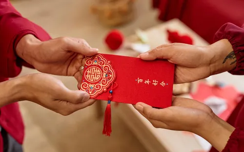 Gia đình hiện đại: Khi cha mẹ chọn làm bạn và cùng con học bài học từ những phong bao lì xì