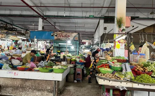 Chợ truyền thống ế ẩm trước Tết: Tiểu thương xoay xở mưu sinh, người tiêu dùng lo ngại an toàn thực phẩm