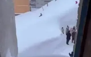 Bão tuyết lịch sử vùi lấp bán đảo Kamchatka dưới lớp tuyết dày tới 12 mét