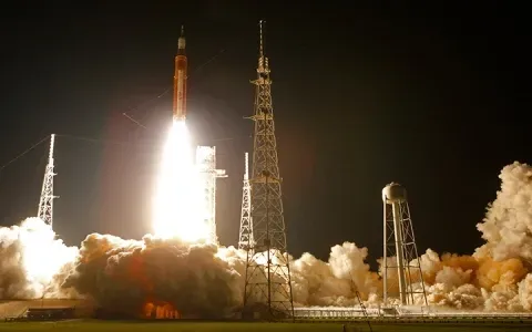 Tên lửa SLS của NASA được đưa tới bệ phóng, sẵn sàng cho sứ mệnh Artemis 2