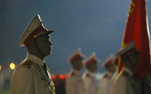 Khắc ghi niềm tự hào dân tộc dưới chân cột cờ Quảng trường Ba Đình