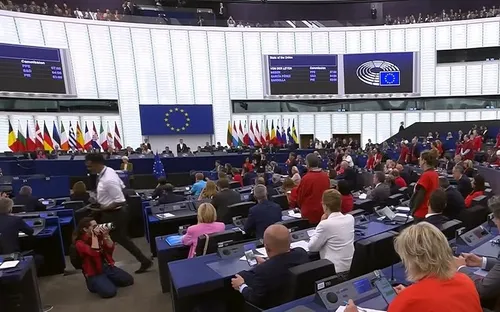 Châu Âu đình chỉ phê chuẩn thỏa thuận thương mại lớn với Mỹ vì căng thẳng Greenland