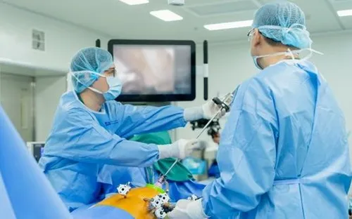 Phẫu thuật robot điều trị ung thư phổi giai đoạn sớm cho bệnh nhân 57 tuổi