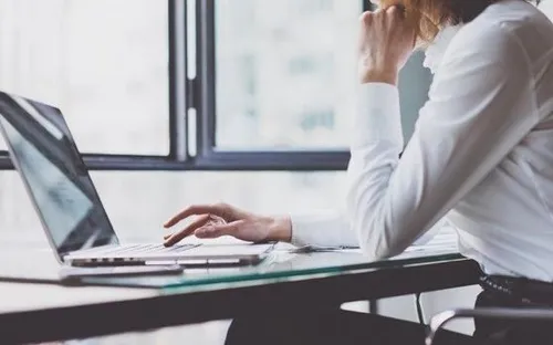 Cách bảo vệ làn da trước tác động của màn hình điện tử