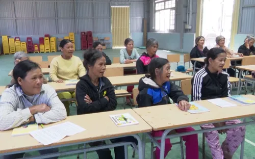 Đi học cùng con cháu