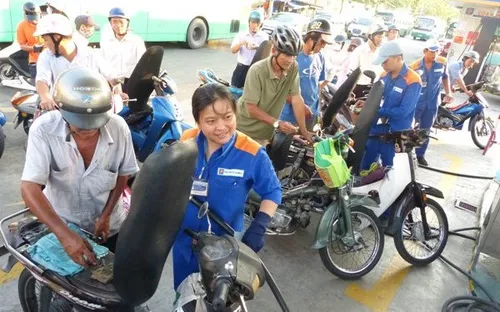 Giá xăng giảm nhẹ, dầu diesel tăng hơn 400 đồng mỗi lít