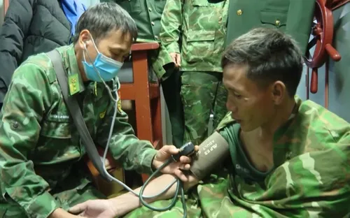 Cứu 2 anh em bị lật thuyền trên biển Cửa Lò