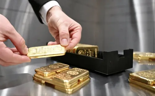 Giá vàng biến động mạnh, chuyên gia cảnh báo rủi ro kinh tế toàn cầu vẫn hiện hữu