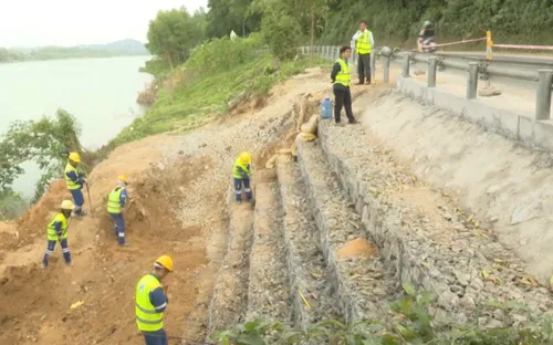 Khắc phục sạt lở tuyến giao thông trọng yếu lên miền núi