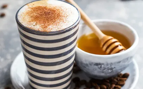 Thêm mật ong vào cà phê: Lợi ích sức khỏe và những điều người dùng cần lưu ý