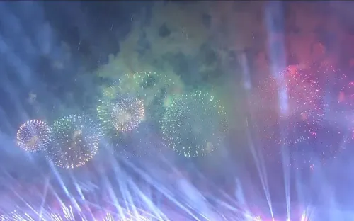 Pháo hoa nghệ thuật chào mừng thành công Đại hội Đảng lần thứ XIV