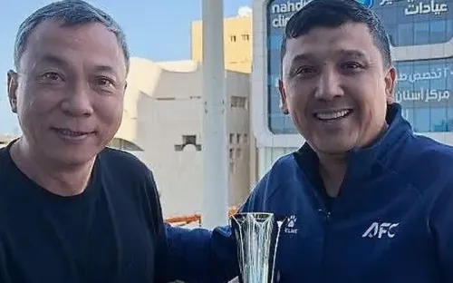 Chủ tịch VFF mang cúp Vua phá lưới U23 châu Á 2026 về trao cho Nguyễn Đình Bắc