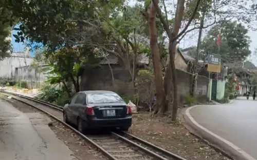 Xử phạt tài xế đỗ ô tô giữa đường ray tàu hỏa ở Lạng Sơn