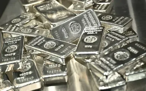 Giá bạc lần đầu vượt mốc 100 USD, chuyên gia dự báo có thể lên 120–150 USD