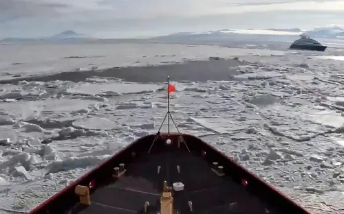Giải cứu du thuyền hạng sang chở hơn 400 người mắc kẹt giữa băng dày gần Nam Cực