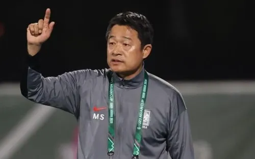 HLV Lee Min Sung cúi đầu xin lỗi sau khi U23 Hàn Quốc thua U23 Việt Nam