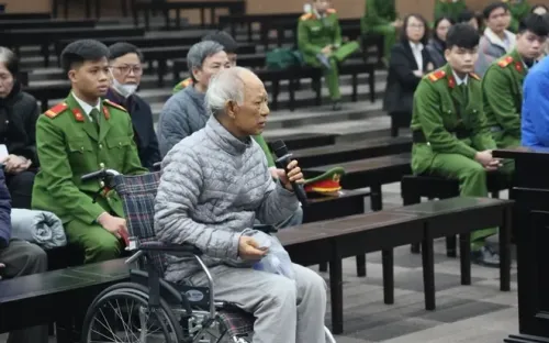 Cựu Tổng giám đốc Vicem khai nhận tiền “cảm ơn” 800 triệu đồng, cho rằng không bất thường vì thu nhập cao