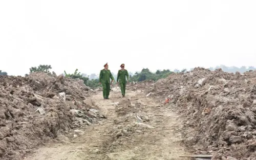 Bắt 4 giám đốc môi trường liên quan vụ đổ hơn 7.800 tấn chất thải trái phép ở Bát Tràng