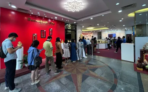 Người dân xếp hàng mua bạc, chấp nhận chờ nhận hàng 3-6 tháng