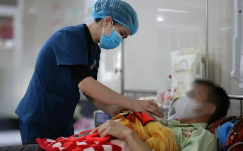 Vợ sinh rơi tại nhà, chồng tự đỡ đẻ và cắt rốn bằng dao lam, bé sơ sinh nguy kịch