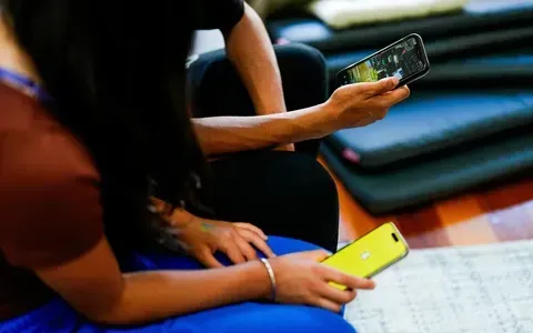 Tổng thống Pháp thúc đẩy lệnh cấm trẻ em dưới 15 tuổi sử dụng mạng xã hội