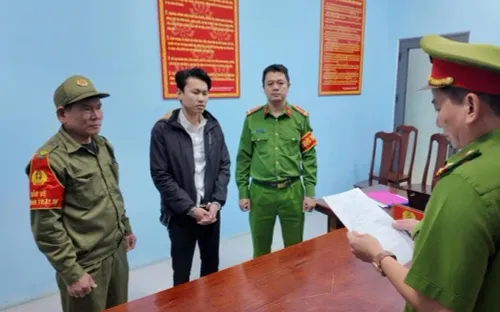 Khởi tố người đàn ông hành hung giữa đường sau clip lan truyền trên mạng