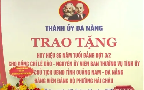 Đà Nẵng trao tặng huy hiệu 85 năm tuổi Đảng cho Đảng viên