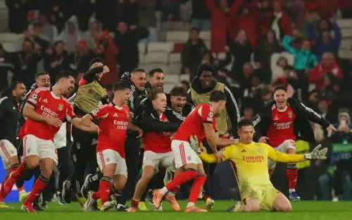 Thủ môn Trubin ghi bàn phút bù giờ, Benfica của Mourinho giành vé đi tiếp đầy kịch tính