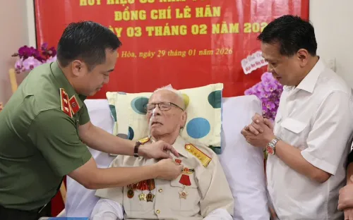 Ông Lê Hãn nhận Huy hiệu 80 năm tuổi Đảng tại TP.HCM