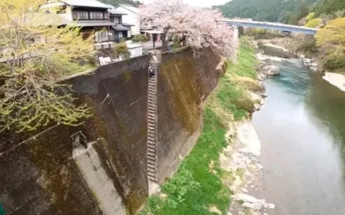 Cầu thang dựng đứng cao 10m ở Nhật Bản gây sốt mạng xã hội, địa phương lo ngại mất an toàn