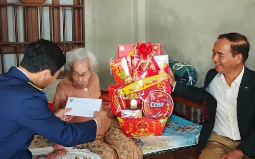 Vùng Cảnh sát biển 2 thăm, tặng quà Mẹ Việt Nam Anh hùng