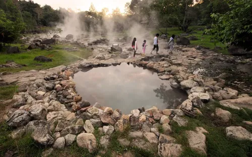 Trải nghiệm luộc trứng giữa suối nước nóng 75 độ C ở Thái Lan