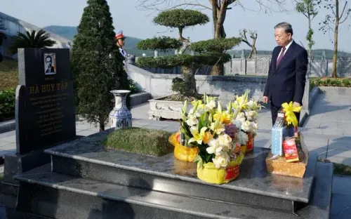 Tổng Bí thư Tô Lâm dâng hương tưởng niệm các Tổng Bí thư và anh hùng liệt sĩ tại Hà Tĩnh