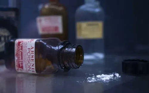 Thạch tín trắng nguy hiểm ra sao và vì sao đã bị loại bỏ khỏi nha khoa hiện đại?