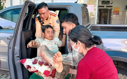 Lâm Đồng: CSGT dùng xe chuyên dụng mở đường cứu người nguy kịch