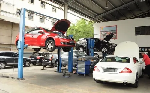 Garage ô tô quá tải dịp cận Tết, có nơi nhận gần 40 xe mỗi ngày