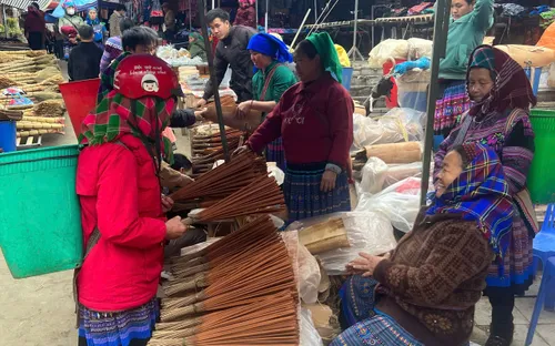 Sắc màu vùng cao trong phiên chợ sớm Bắc Hà ngày đầu tháng 2