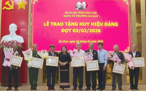 Trao tặng Huy hiệu Đảng nhân kỷ niệm 96 năm ngày thành lập Đảng