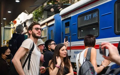 Hà Nội: Hàng trăm du khách được mời rời khỏi phố cà phê đường tàu Khâm Thiên để đảm bảo an toàn