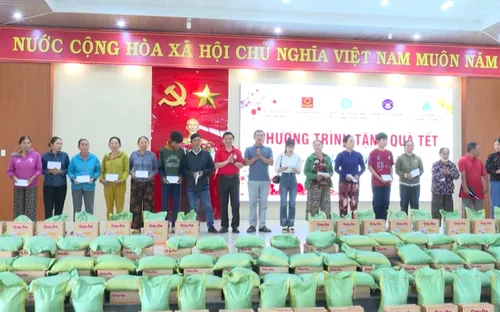 Quảng Ngãi tặng 5.000 suất quà Tết đến gia đình chính sách và hộ nghèo
