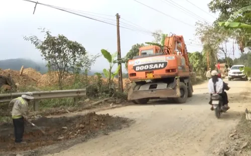 Sửa đường cho người dân đi lại dịp Tết