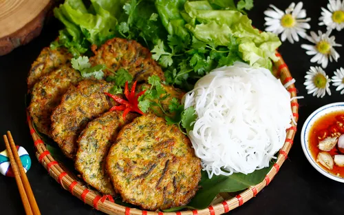 Du khách Canada vừa ăn vừa “sốc” khi lần đầu thử chả rươi Hà Nội