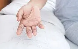 Những thói quen ban đêm âm thầm gây rụng tóc nhiều người không để ý