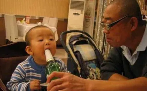 Bé 5 tháng tuổi tổn thương gan nặng sau khi bị cho nhấm rượu